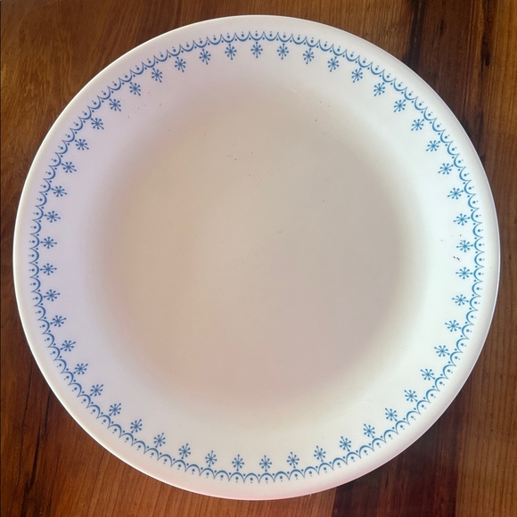 Corelle Dinner Plate with Blue Snowflake Border Set of 7 - Picture 9 of 10